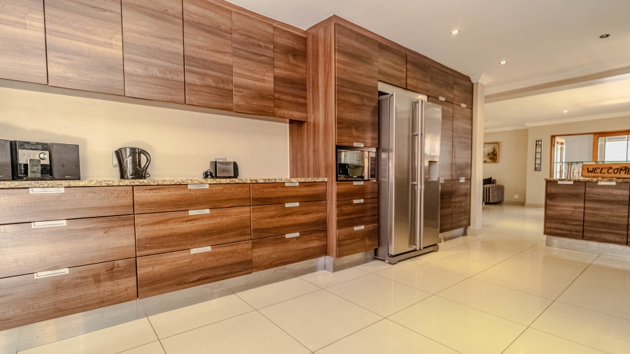 6 Bedroom Property for Sale in Vredekloof Heights Western Cape